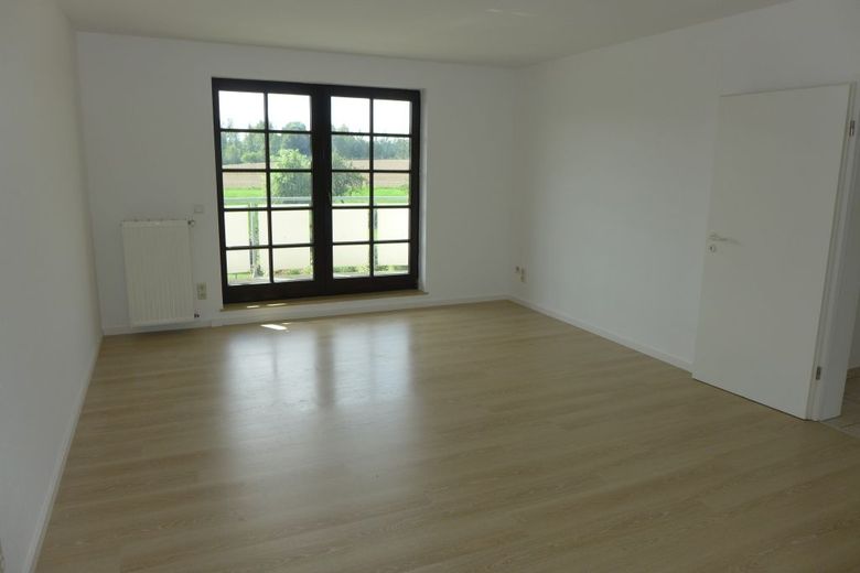 GEPFLEGTES MEHRFAMILIENHAUS IM SPECKGÜRTEL VON DRESDEN – Wohnzimmer