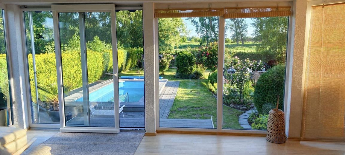 Effizienzhaus A am Kummerower See – Wärmepumpe, PV, Pool, Sauna & nah zum Hafen – Wintergarten
