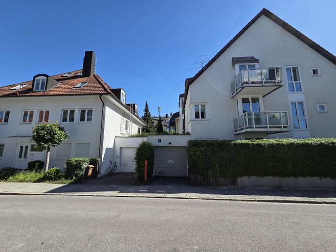 Nähe Waldfriedhof: Möblierte 2-Zimmer Wohnung im EG, kleine Anlage m. Terrasse – Hausansicht