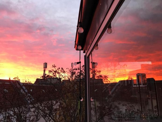 Luminoso appartamento maisonette all'ultimo piano a Friedrichshain, libero subito – Abendblick