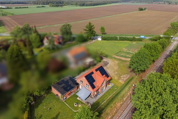 Casa Viebrock di alta qualità con due terreni edificabili aggiuntivi, possibile allevamento di cavalli o attività commerciale