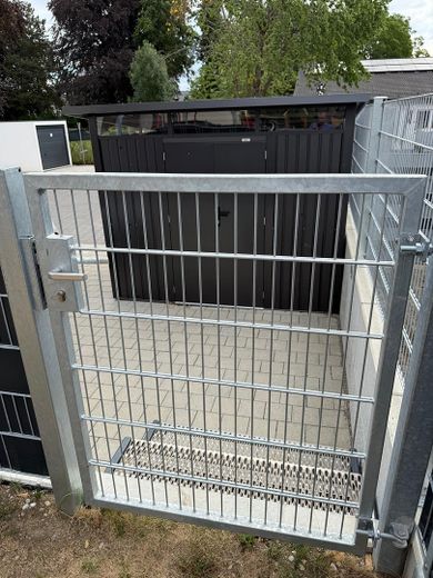 Moderne 3-Zimmer-Gartenwohnung mit hochwertiger Einbauküche – Aussenstellplatz + Gartenhaus