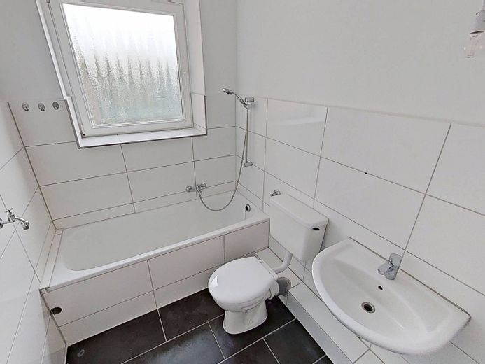 Moderno appartamento con 4 locali, BALCONE e vasca da bagno a Lübeck-Buntekuh – Bad
