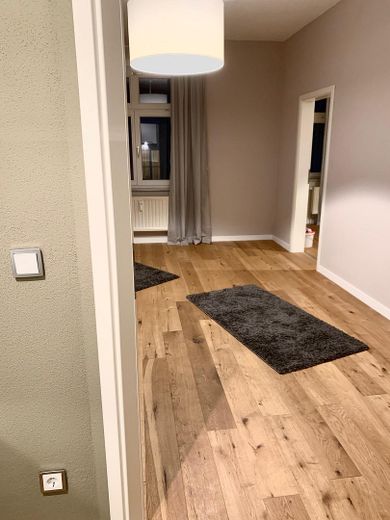 Lutherstraße: 2-Zimmer-Wohnung mit toller Küche, Parkett und Balkon – Wohnzimmer V
