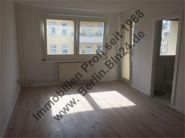 Mietwohnung 2 Zimmer, Wohnzimmer mit Balkon Südseite – 13.09.2015 153