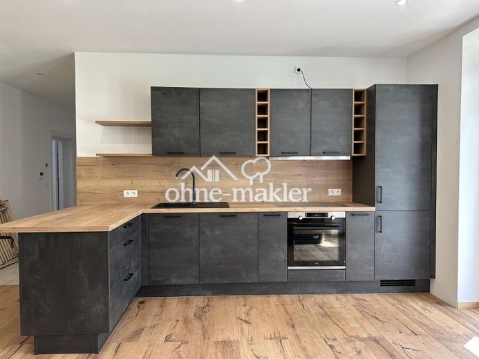 Appartamento al piano terra di 5 locali, cucina componibile, parquet, terrazza e giardino – Foto 1