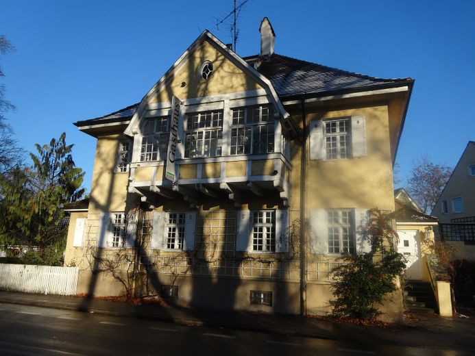 Art Nouveau villa as an investment property directly from the owner – Westfassade 