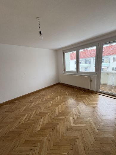 Sofort frei: Charmante 2-Zimmer Wohnung in Kaufbeuren (ohne Maklerprovision) – Wohnzimmer mit Balkon