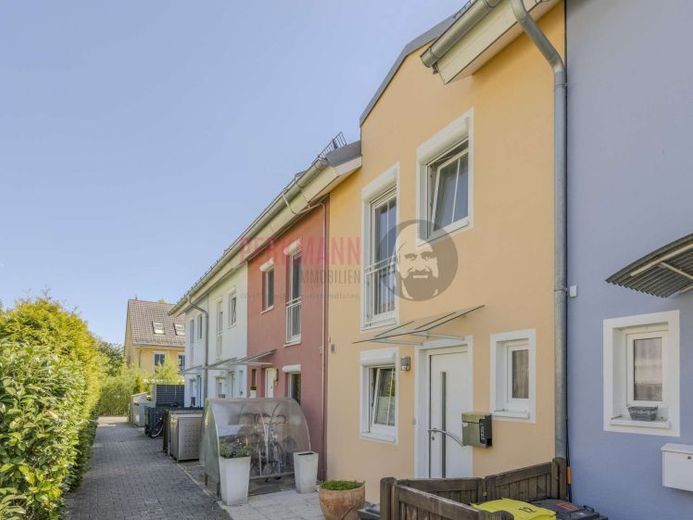 Bezugfreies Reihenmittelhaus in guter Lage mit Einzelgarage zu verkaufen – फोटो 1