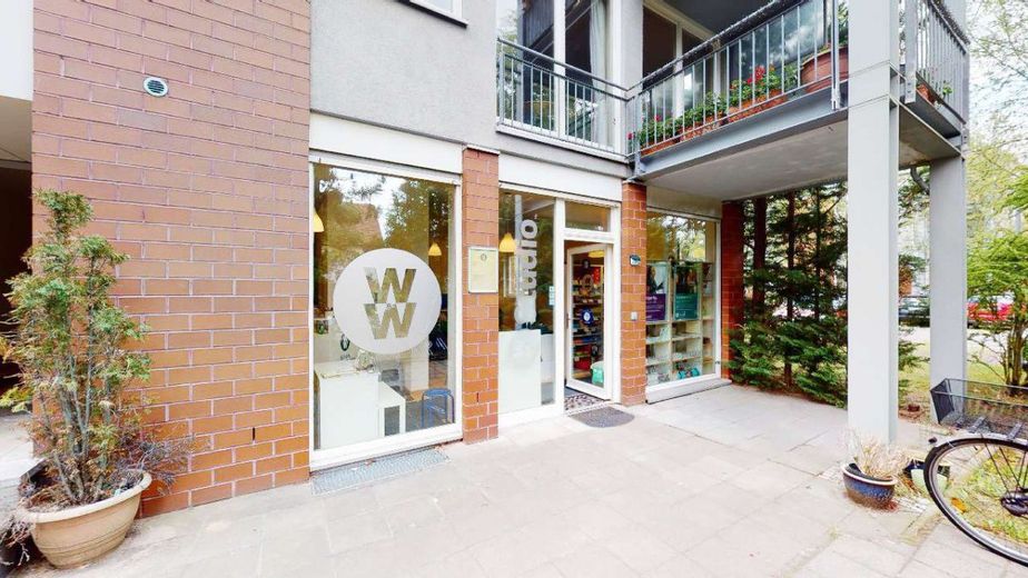 Flexible Gewerbe-/Wohneinheit mit Schaufenster &amp; Stellplätzen - ruhig &amp; citynah bei Berlin – Haupteingang und Vorplatz
