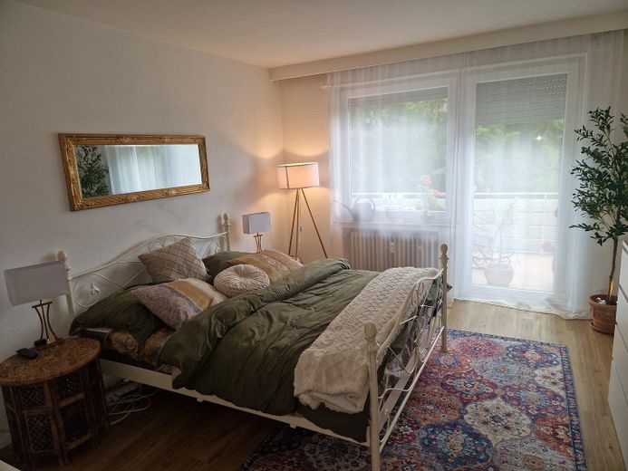 Schlafzimmer mit Austritt Balk