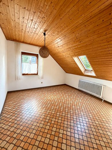 Vielseitiges Wohn- und Gewerbeobjekt mit Hallen & Werkstatt in naturnaher Lage – Zimmer 6 DG KI generiert