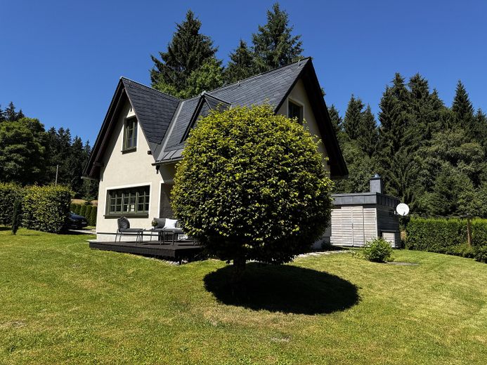 Haus auf 900 m ü NN am Auersberg im Erzgebirge – Mitten in der Wiese