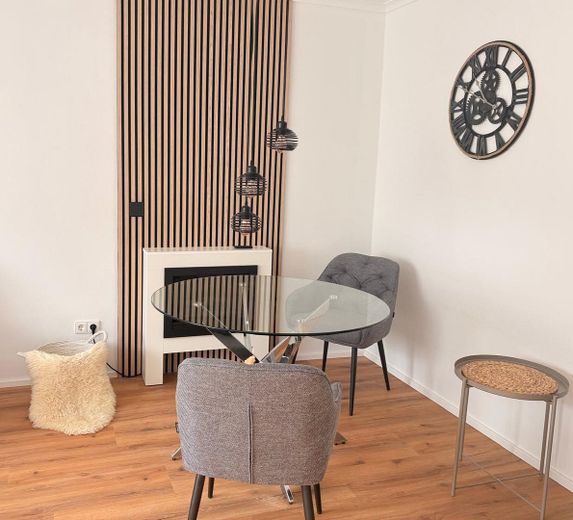 Moderne 3,5-Zimmer-Maisonette möbliert mit Heimkino, Wallbox & Klimaanlage – OG: Wohnzimmer
