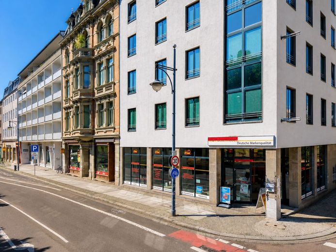 Attraktive Einzelhandels- und Ausstellungsfläche mit großzügiger Schaufensterfront – Ladenansicht