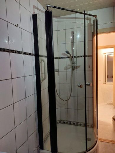 Renovierte 2-Zimmer Wohnung mit großem Garten – Foto 3