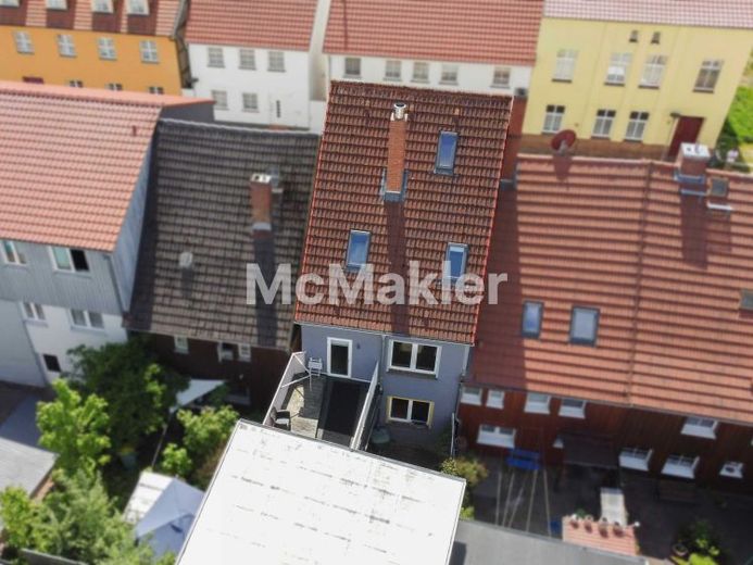 Altstadtjuwel mit Innenhof: RMH inklusive Dachterrasse, Sauna & viel Wohnfläche – Foto 1