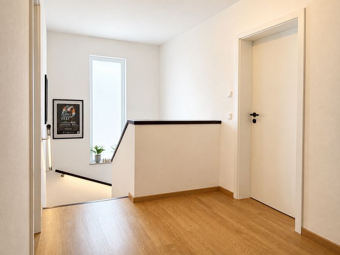 Sin comisión | Casa unifamiliar moderna con piscina y lounge | Orientación sur | Cerca de la A9 – Treppenflur OG