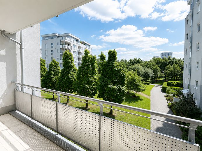 Direkt am Rebstockpark: Helle 3ZW mit Balkon und Fußbodenheizung – Balkon Aussicht Rebstockpark
