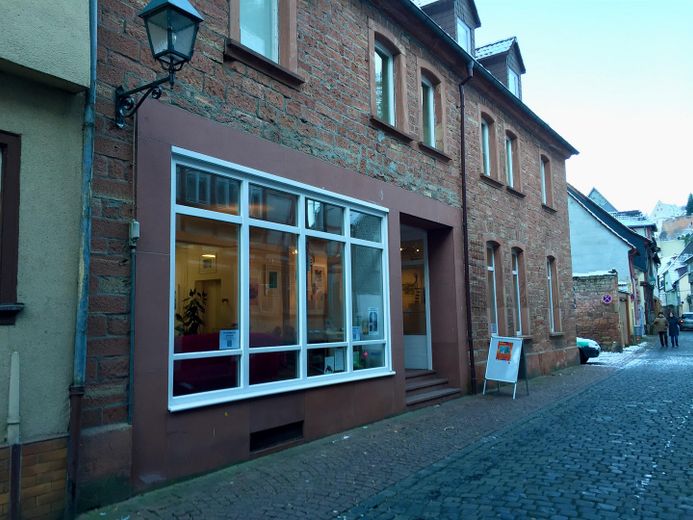 Altstadt-Stadthaus mit Mainblick, Dachterrasse, Mieteinnahmen & Ausbaupotenzial – provisionsfrei – Blick aus der Hauptstraße