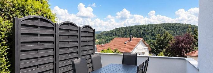 Fast wie ein eigenes Haus | 126 m² auf 3 Etagen | großer Garten | 2 Garagen – Terrasse