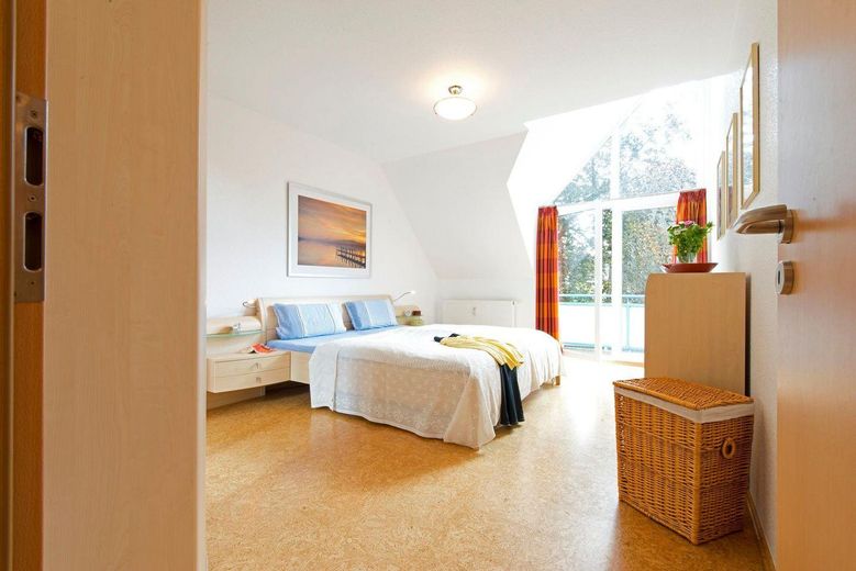 Provisionsfreie Maisonettenwohnung mit außergewöhnlichem Raumgefühl in Zingst – Schlafzimmer