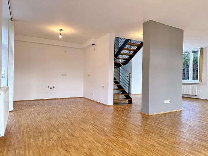Modernes Wohnhaus mit separater Gewerbeeinheit in ruhiger Citylage – Küche