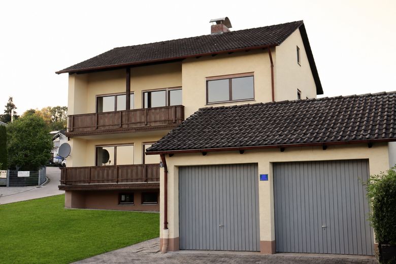 Bahçeli ve çift garajlı müstakil 6 odalı ev – komisyonsuz – Haus und Doppelgarage