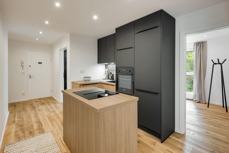 Wohnen wie im Neubau – stilvoll kernsanierte 3-Zimmer-Wohnung mit Balkon im Grünen – Kücheninsel