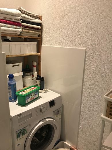 Charmantes Hinterhaus in zentraler Lage mit Stellplatz – ideal für Paar oder Zweier-WG – Badansicht mit WaMa Stellplatz
