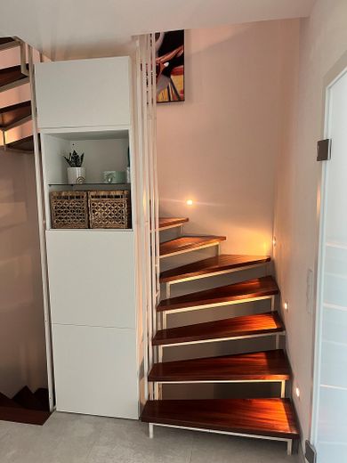 Treppe mit Treppenbeleuchtung