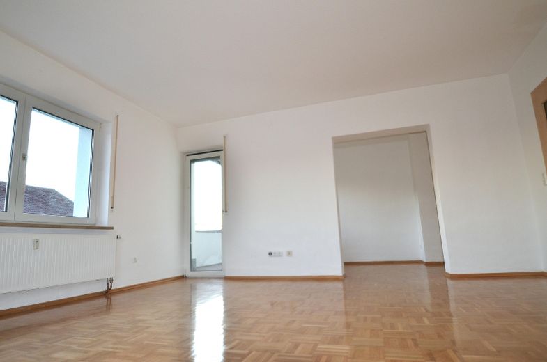 ****TOP 3,5-4 Zimmerwohnung, großer Balkon, in Ansbach, ruhige zentrale Lage – großes Wohnzimmer mit Parkett