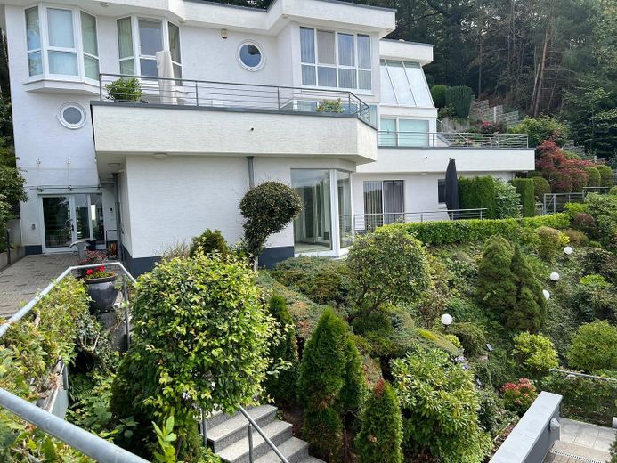 Esclusivo appartamento con terrazza, vista incantevole sul verde, ampie vetrate e garage – Foto 5