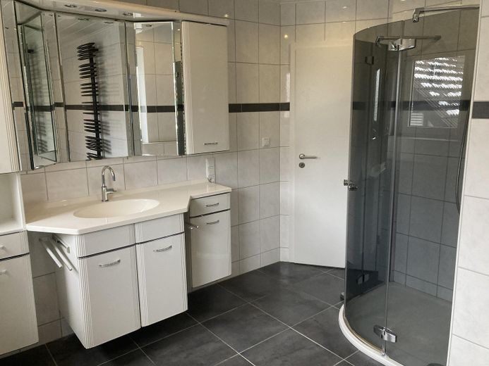 großes, modernes Badezimmer