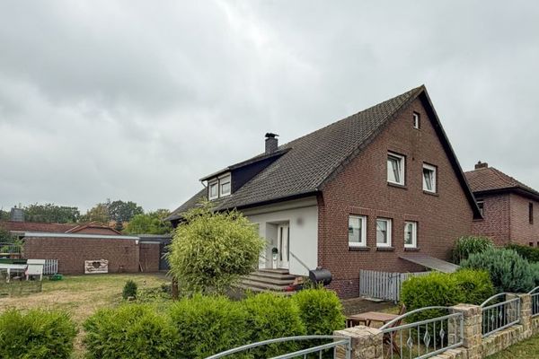 Wiejsko, a jednak blisko miasta! Piękny dom dwurodzinny z dużym ogrodem na sprzedaż w Vorwohlde.