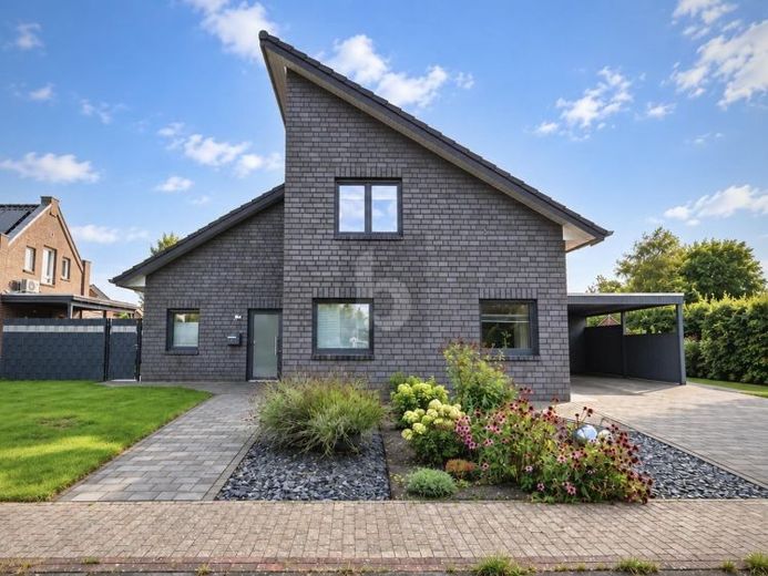 MODERNES FAMILIENGLÜCK MIT KAMIN & GARTEN – Foto 1