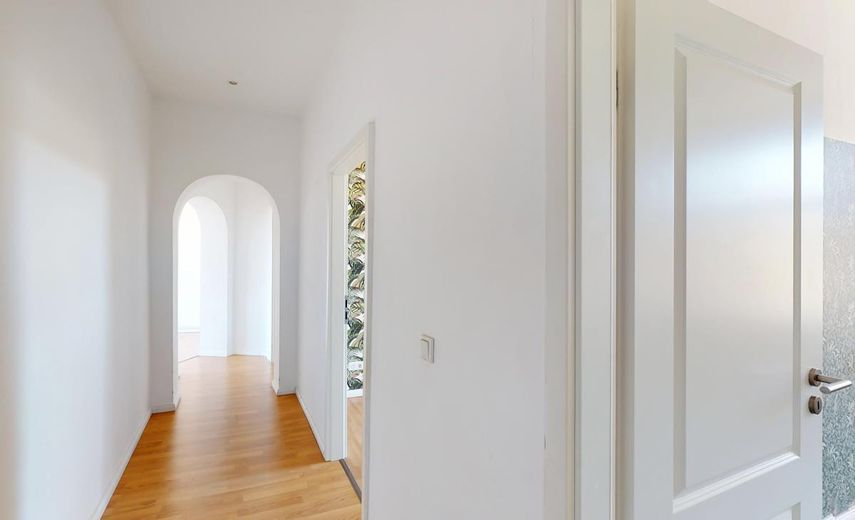 Bezugsfrei ab sofort: Provisionsfreie Eigentumswohnung im gepflegten Altbau – Flur
