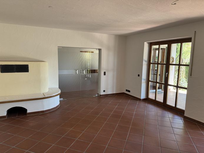 Gartenwohnung mit überdachter Terrasse und 5 Zimmern – Wohnzimmer