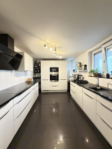 1–2 Familienhaus mit ca.300 m² Wfl.auf großzügigem 1.050-m²-Grundstück–ideal für Wohnen und Arbeiten – Küche EG