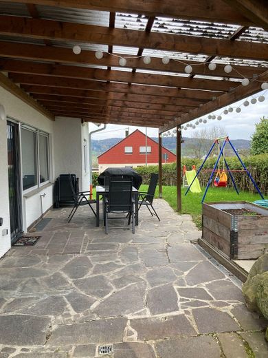 Ruhiges Wohnen: Lichtdurchflutete OG-Wohnung im Grünen – Terrasse 1