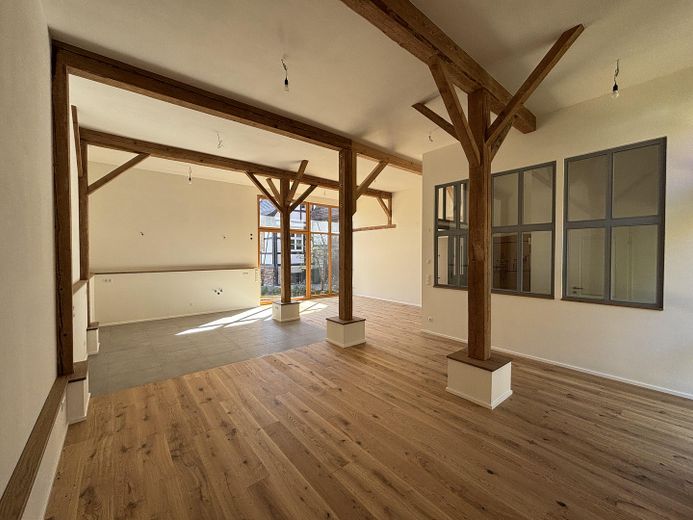 Exclusivo loft en planta baja en un edificio histórico protegido - Primera ocupación – Wohn-/Ess-/Küchenbereich