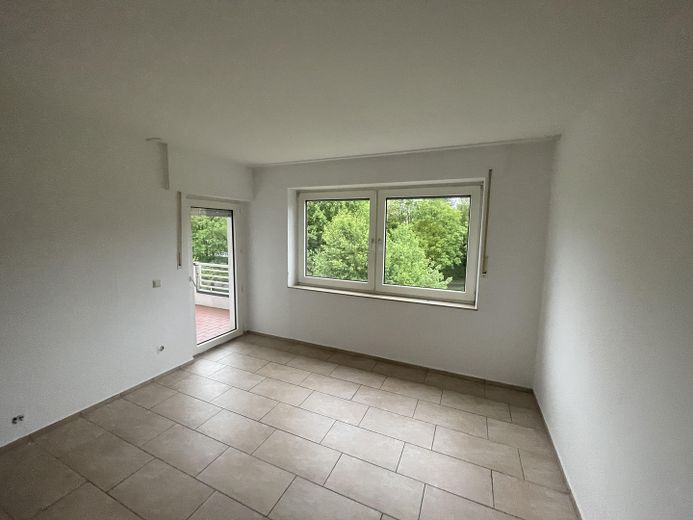 Geräumige 5- Zimmer Wohnung mit Balkon im 2. OG – Wohnzimmer