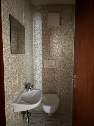 Geräumige 3 1/2 Zimmer Wohnung zu  verkaufen – Gästetoilette