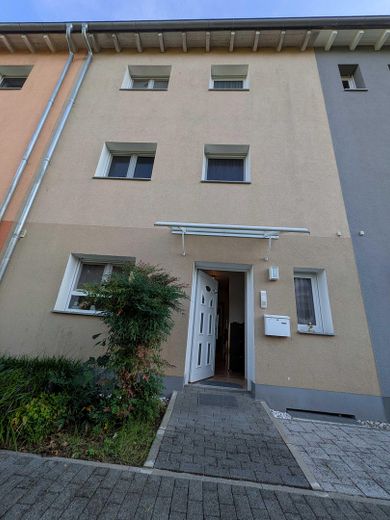 Jasny i przyjazny rodzinie dom z ogrodem usytuowanym od strony południowo-wschodniej – Haupteingang