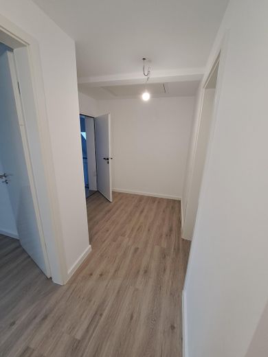 Moderno appartamento mansardato con 2 locali in centro – Flur