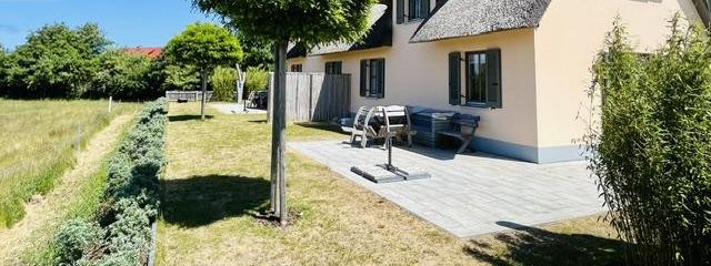 Entspannung pur - Reetgedecktes Ferienhaus in Stove zu verkaufen! – Gartenansicht 