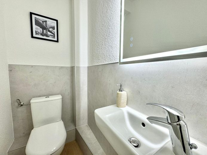 Sofort einziehen oder vermieten! Modernisierte 2-Zimmer-Wohnung in Wismars Altstadt – Gästebad