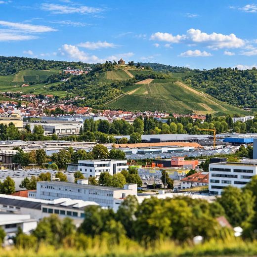 4 Zi. Wohnung, 2 Garagen + 2 Stellplätze – Ausblick Grabkapelle