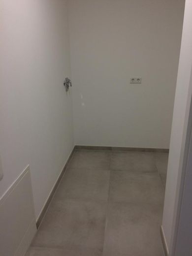 Ekskluzywne mieszkanie na ostatnim piętrze z 4 pokojami i dużym balkonem – Waschmaschinenraum