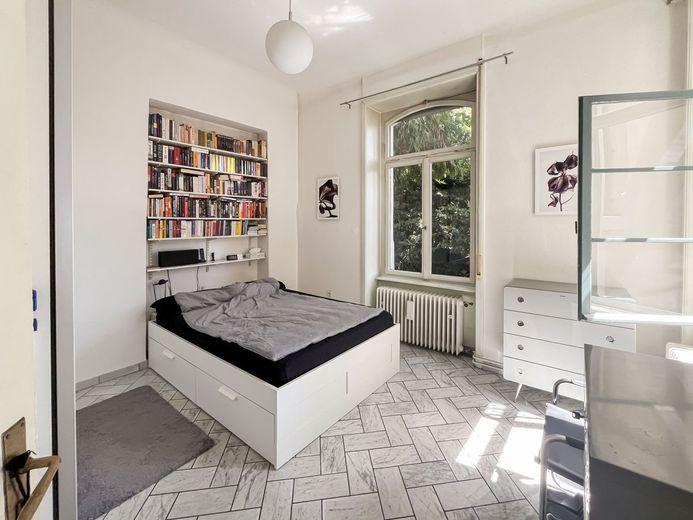 Home in the City, grüne Altbau-Oase in Wiesbaden! Kulturdenkmal-Villa, helle 2 Zi, 2 Balkone, 80 m² – Schlafzimmer